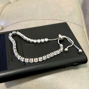 Adjustable style bracelet with dazzling rhinestones